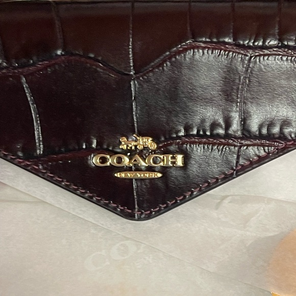 Crocodile-embossed leather - Picture 2 of 12
